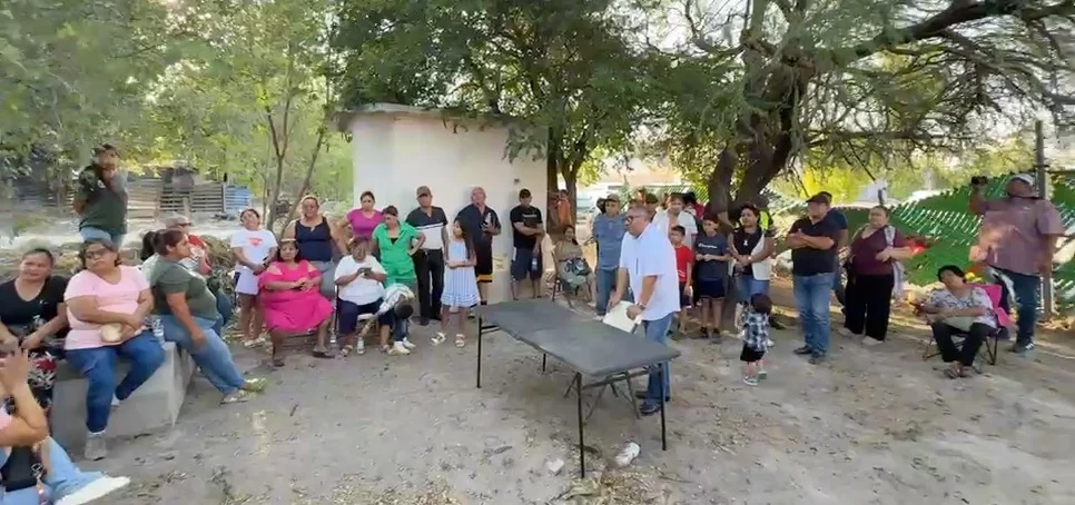 Eduardo López atiende a vecinos de Hacienda las Fuentes 3 efa1dbba 1f6a 431d 95b8 087204603120