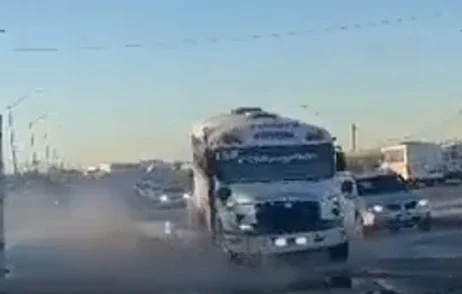 enorme-bache-afecta-a-automovilistas-en-ciudad-juarez Vehículos dañados por un enorme bache en Ciudad Juárez