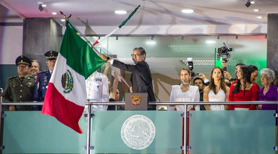 erasmo-gonzalez-robledo-grito-independencia-madero El presidente municipal Erasmo González Robledo durante el Grito de Independencia en Ciudad Madero Tamaulipas.