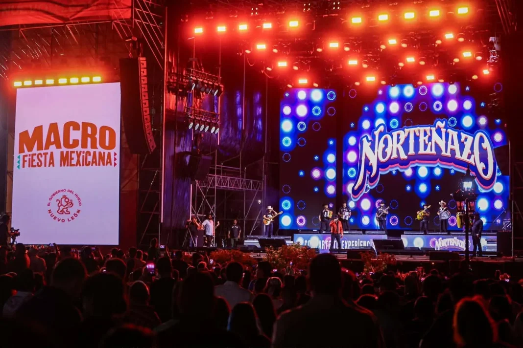 fiestas-patrias-cumbia-acordeon Miles de personas celebran las Fiestas Patrias en la Macroplaza de Monterrey.