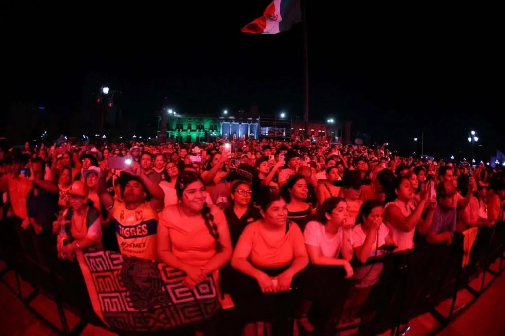 Viven en la Explanada de los Héroes Fiestas Patrias a ritmo de cumbia y acordeón 1 Miles de personas celebran las Fiestas Patrias en la Macroplaza de Monterrey.