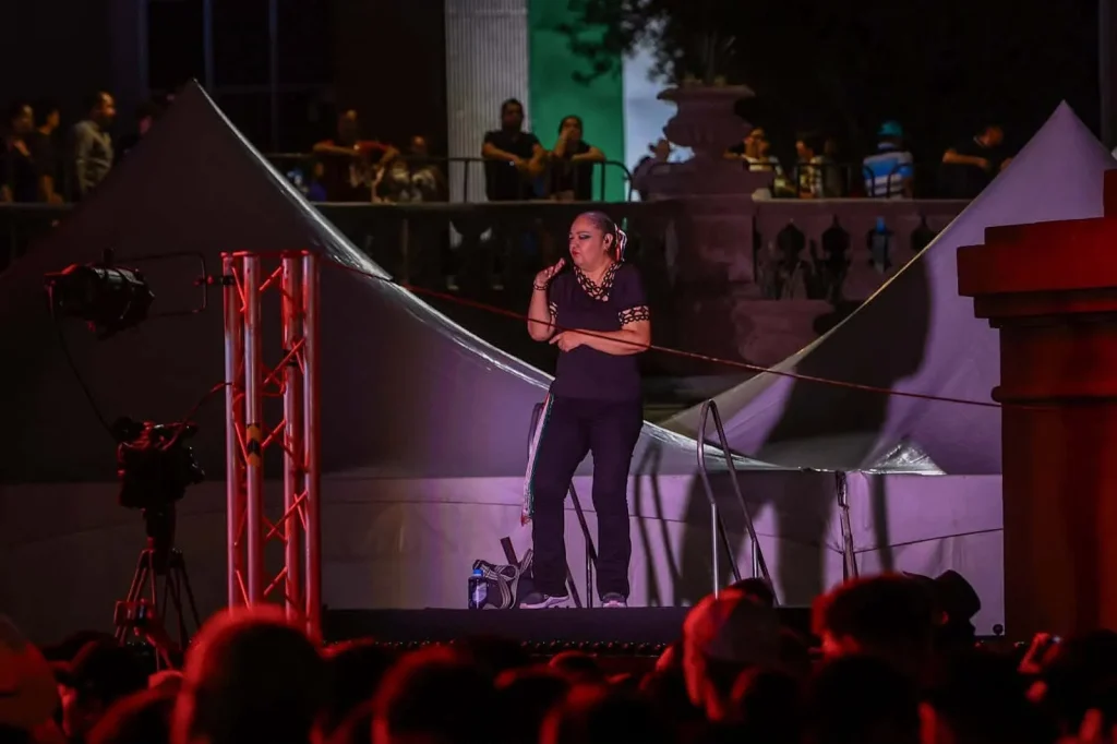 Viven en la Explanada de los Héroes Fiestas Patrias a ritmo de cumbia y acordeón 3 Miles de personas celebran las Fiestas Patrias en la Macroplaza de Monterrey.