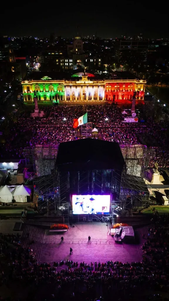 Viven en la Explanada de los Héroes Fiestas Patrias a ritmo de cumbia y acordeón 2 Miles de personas celebran las Fiestas Patrias en la Macroplaza de Monterrey.