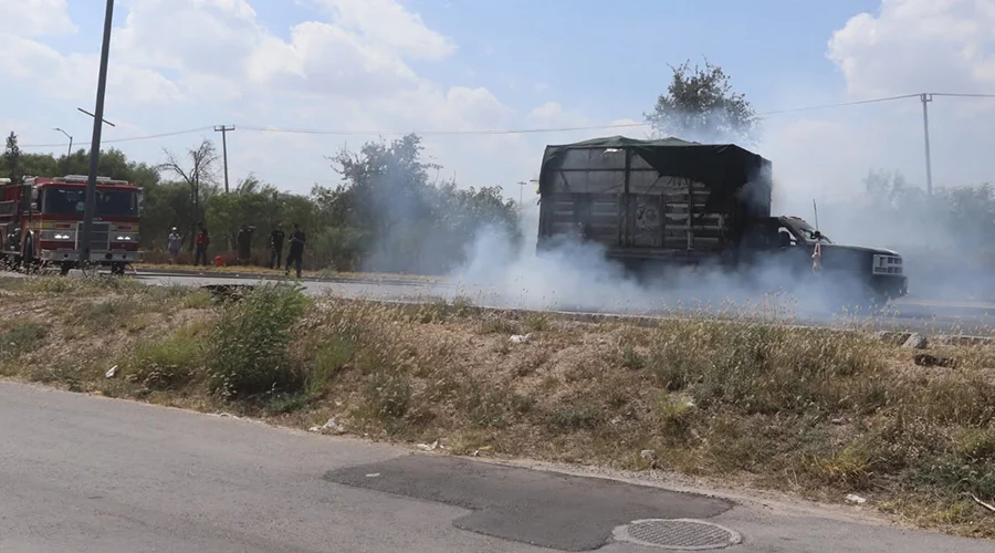 fuego-consume-camioneta-reynosa Cuerpos de auxilio acuden al lugar donde fuego consume camioneta en Reynosa.