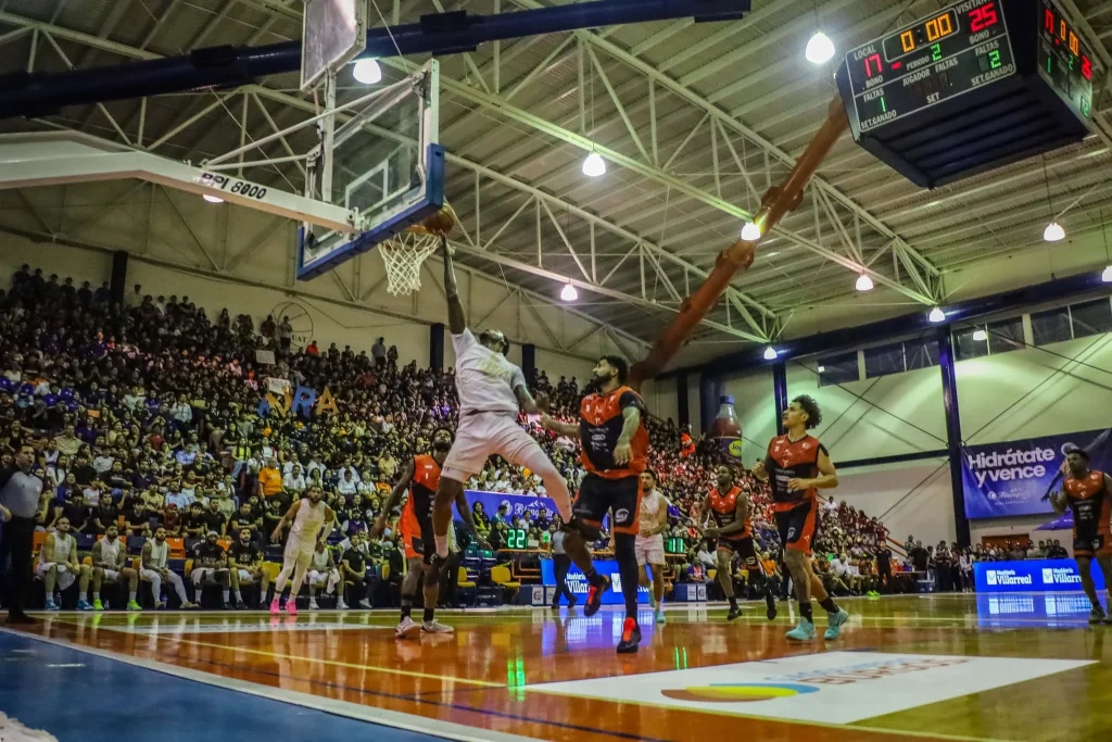 Fuerza Regia impone su jerarquía y barre a Correcaminos en Reynosa 3 Jugadores de Fuerza Regia disputando el balón en el partido ante Correcaminos en Reynosa.