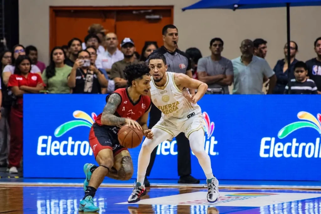Fuerza Regia impone su jerarquía y barre a Correcaminos en Reynosa 1 Jugadores de Fuerza Regia disputando el balón en el partido ante Correcaminos en Reynosa.