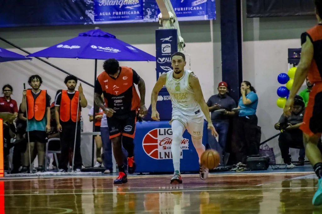 Fuerza Regia impone su jerarquía y barre a Correcaminos en Reynosa 4 Jugadores de Fuerza Regia disputando el balón en el partido ante Correcaminos en Reynosa.