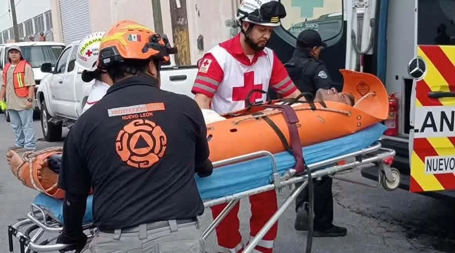 hombre-sufre-descarga-electrica-monterrey Labores de rescate tras el incidente donde un hombre sufre descarga eléctrica mientras trabajaba.