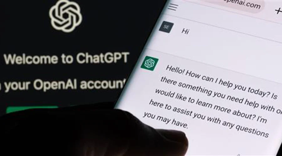 informacion-sensible-chatbot-de-ia Persona utilizando un teléfono celular para realizar consultas a un chatbot de IA