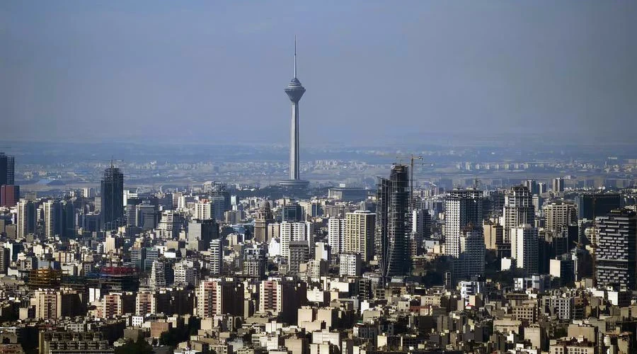 iran-rechaza-afirmaciones-colombia Bandera de Irán y autoridades diplomáticas en un comunicado sobre las relaciones con Irán.