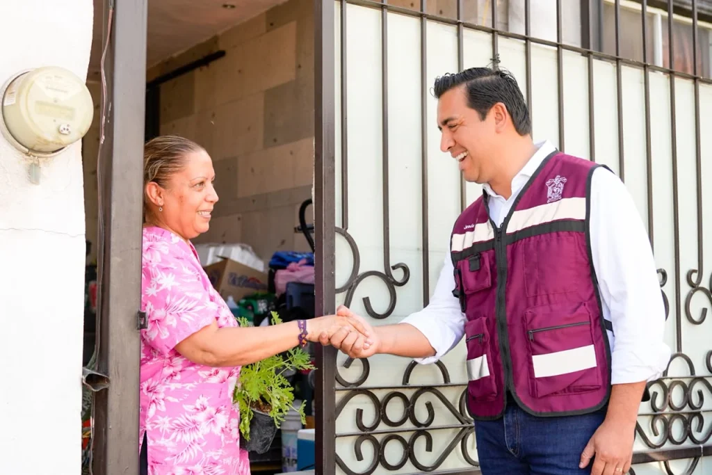 Recorre Jesús Nava calles de Santa Catarina, atiende peticiones ciudadanas 1 jesus nava recorre 2