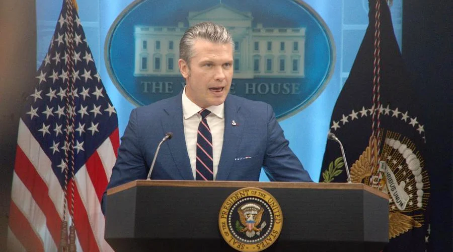 legislador-republicano-mocion-hegseth Legislador republicano presenta moción de destitución contra Hegseth por guerra en Irán.