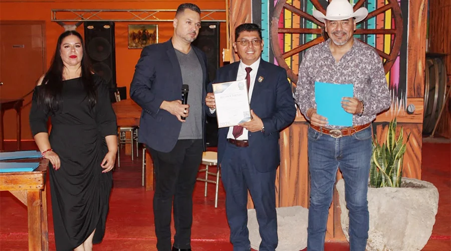 marcelo-olan-con-locutores-de-reynosa Marcelo Olán convive con locutores de Reynosa en el marco del Día del Locutor.