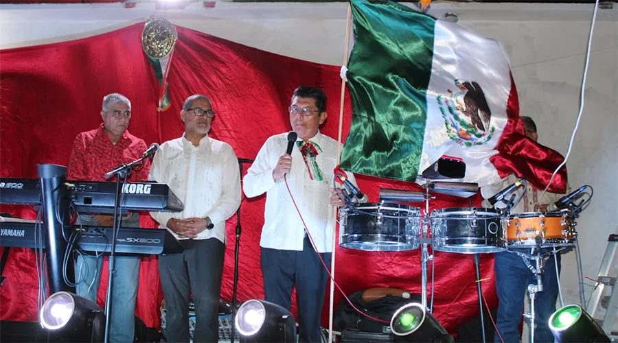 marcelo-olan-noche-mexicana-puerta-grande Marcelo Olán Mendoza durante su convivencia con familias en Puerta Grande, Reynosa.