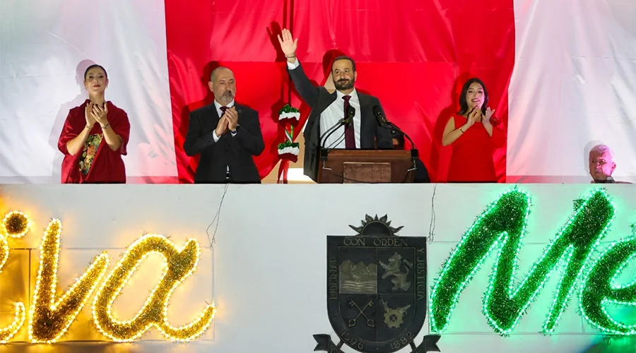 mauricio-farah-grito-independencia-san-pedro El alcalde Mauricio Farah durante la celebración de la Independencia de México en San Pedro.