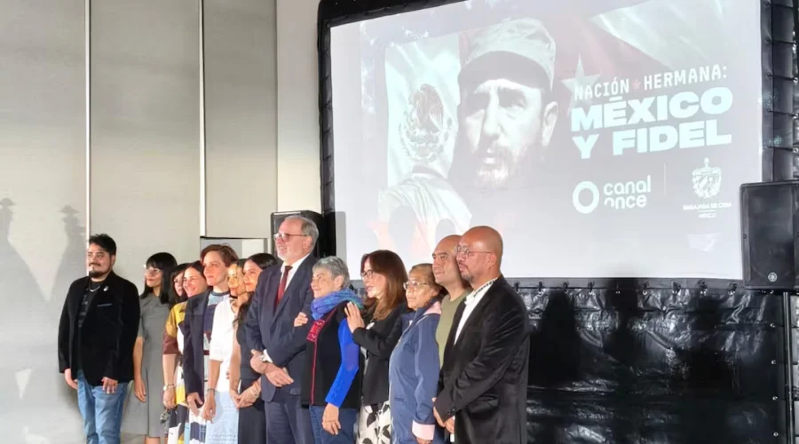 montan-mas-de-fotos-fidel-castro