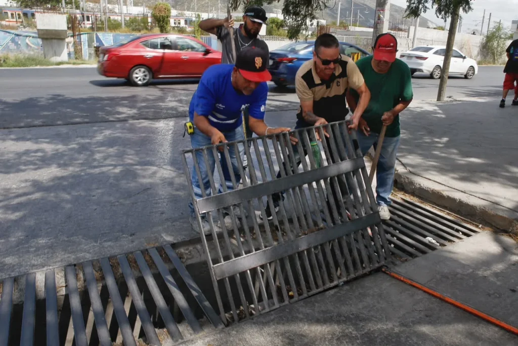 Realiza Gobierno de Monterrey limpieza preventiva ante pronósticos de lluvias 1 Realiza Gobierno de Monterrey limpieza preventiva ante pronósticos de lluvias