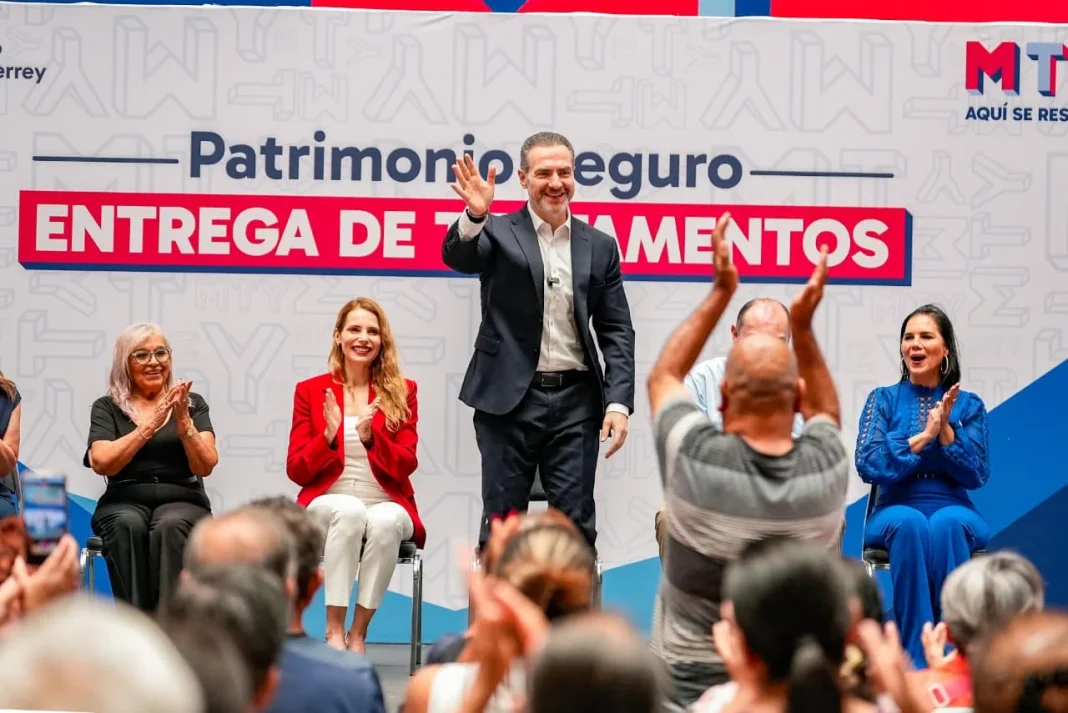monterrey-testamentos El alcalde regio, Adrián de la Garza, acompañado por su esposa y presidenta del DIF Monterrey, Gaby Oyervides, encabezó la entrega de estos documentos, como parte de las acciones municipales orientadas a facilitar el acceso de la ciudadanía a servicios que contribuyen a proteger su patrimonio.