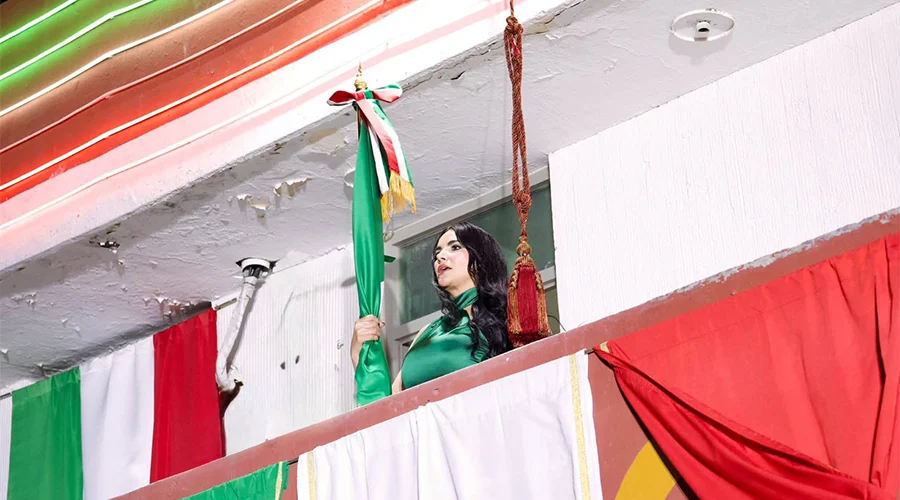 nataly-garcia-diaz-grito-de-dolores-diaz-ordaz La alcaldesa Nataly García Díaz durante la ceremonia del Grito de Dolores en Gustavo Díaz Ordaz.