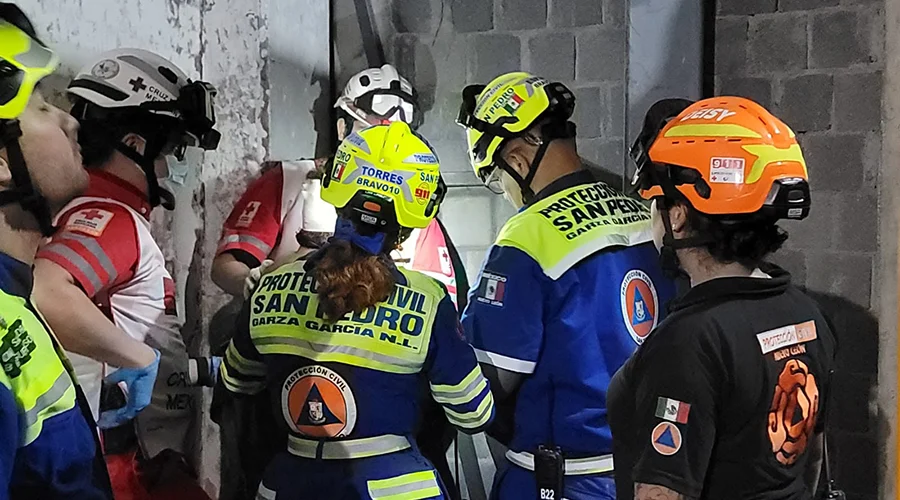 paseo-san-pedro-trabajadores-lesionados Elementos de auxilio en el centro comercial Paseo San Pedro tras accidente laboral