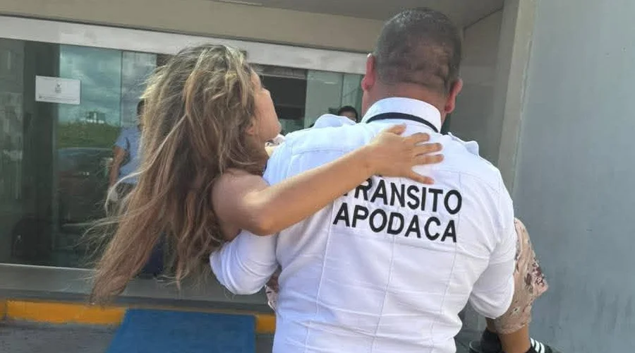 policias-de-apodaca-ayudan-a-mujer-en-labor-de-parto Policías de Apodaca ayudan a mujer en labor de parto para llegar a hospital.