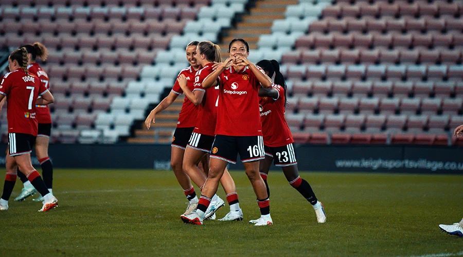 rebeca-bernal-anota-doblete La futbolista mexicana Rebeca Bernal festeja tras su actuación con el Manchester United