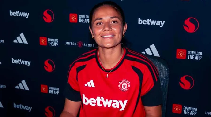 rebeca-bernal-manchester-united La futbolista mexicana Rebeca Bernal posa tras su llegada al Manchester United.
