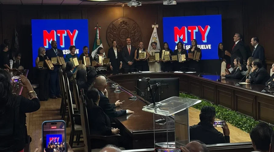 reconocen-en-monterrey-docentes-medalla