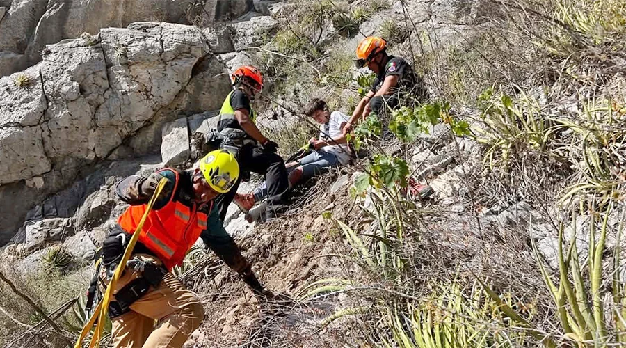 rescatan-a-menor-tras-caer-3-metros-en-la-huasteca Rescatan a menor tras caer 3 metros en La Huasteca.