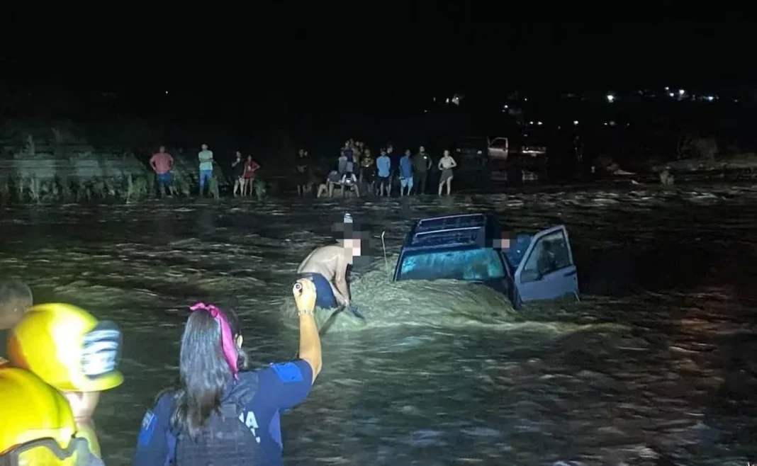 rescatan-a-nueve-personas-los-cabos Rescatan a nueve personas atrapadas en un arroyo en Los Cabos tras las intensas lluvias