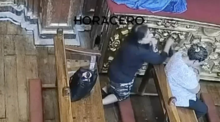 roban-carteras-iglesia-taxco Cámaras de seguridad captan a mujer cuando roban carteras en iglesia de Taxco.