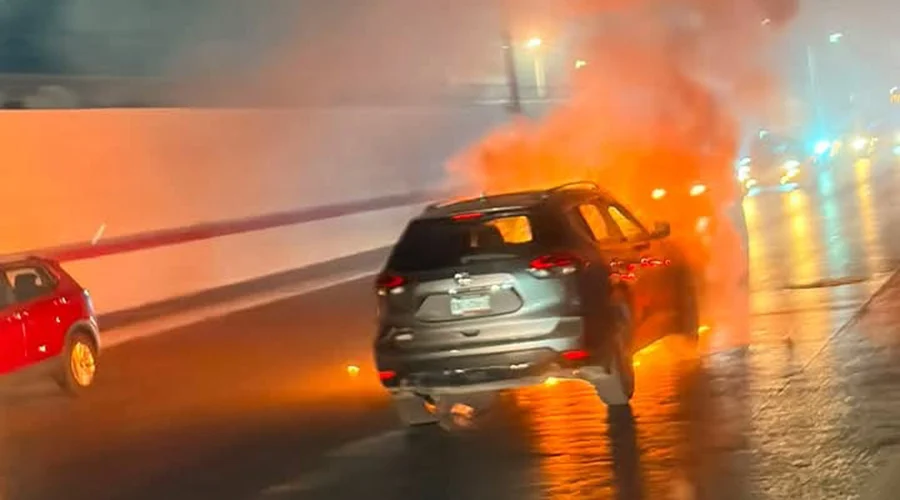 se-incendia-auto-reynosa Elementos de emergencia atienden reporte donde se incendia auto en Reynosa.