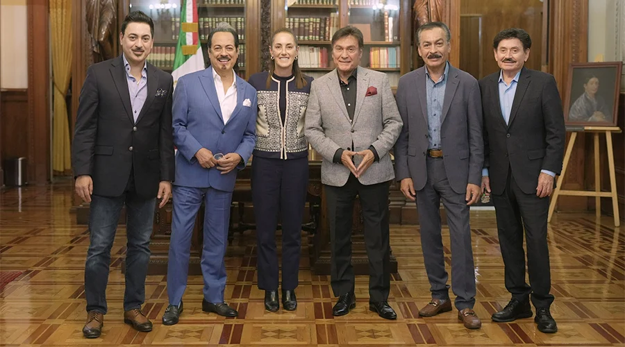 sheinbaum-recibe-a-los-tigres-del-norte Sheinbaum recibe a Los Tigres del Norte en Palacio Nacional.
