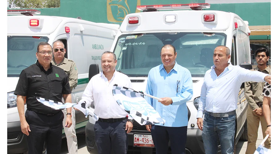 tiene-imss-tamaulipas-ambulancias Banderazo de salida de las seis ambulancias nuevas del IMSS Tamaulipas.