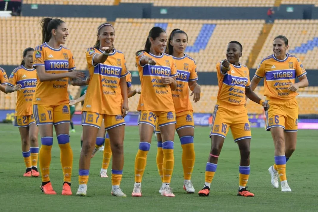 tigres-femenil-golea-santos Jugadoras de Tigres Femenil celebrando la victoria frente a Santos Laguna en el Universitario