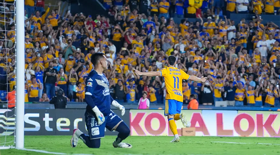 tigres-regresa-al-triunfo-estadio-universitario ugadores de Tigres celebran en la cancha donde Tigres regresa al triunfo tras cinco partidos.