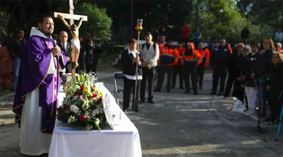 tlatelolco-recuerda-a-victimas-del-sismo-de-1985-con-misa A 41 años del sismo del 19 de septiembre de 1985, vecinos, sobrevivientes y familiares se reunieron esta mañana en Tlatelolco para participar en la cuadragésima primera misa solemne en memoria de quienes perdieron la vida durante aquel temblor, particularmente en el conjunto habitacional donde se ubicaba el edificio Nuevo León.