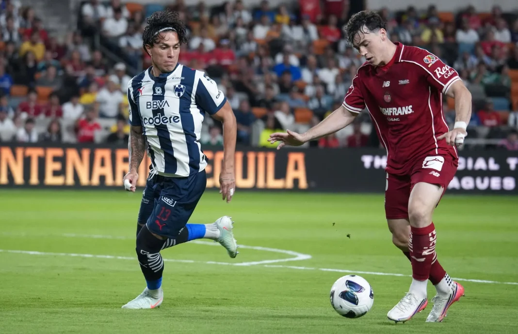 toluca-vence-a-rayados-leagues-cup Jugadores disputando la final donde Toluca vence a Rayados en la Leagues Cup.