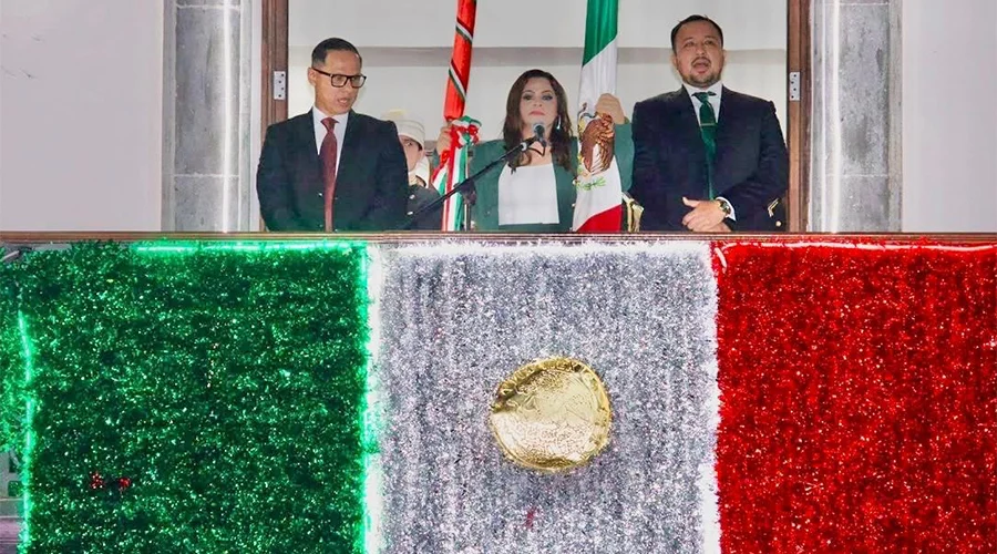 veronica-aguirre-grito-independencia-san-fernando La alcaldesa Verónica Aguirre durante la celebración del Grito de Independencia en San Fernando Tamaulipas.