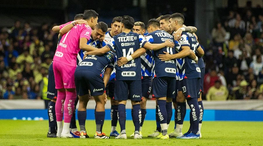 volveran-rayados-al-azteca Jugadores de Monterrey en la cancha previa al partido del regreso de Rayados al Azteca