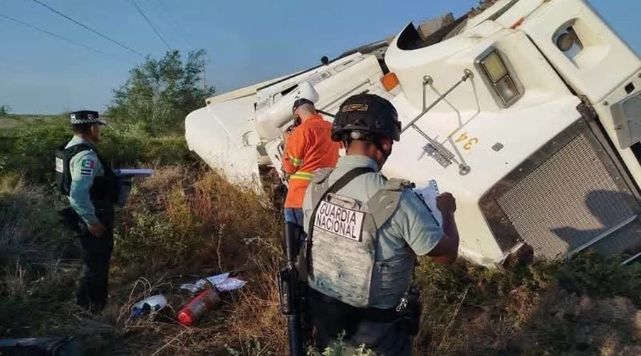 vuelca-transporte-de-carga-victoria-matamoros Un transporte de carga volcado a un costado de la carretera Victoria-Matamoros