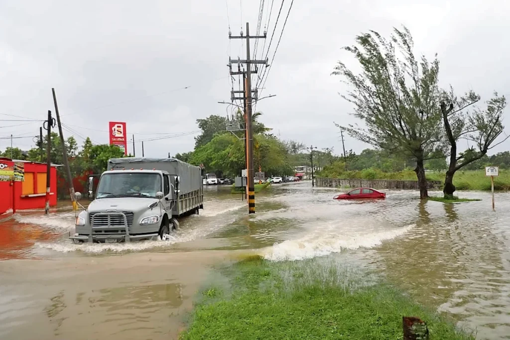 Lluvias dejan inundaciones y deslaves en Veracruz y Oaxaca 1 Zonas afectadas por las inundaciones y deslaves provocados por las fuertes lluvias en el sur del país.