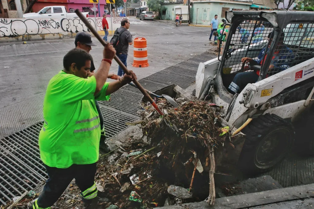 Intensifica Municipio de Monterrey limpieza de parrillas y bocatormentas 1 4 REJILLA.width 1600