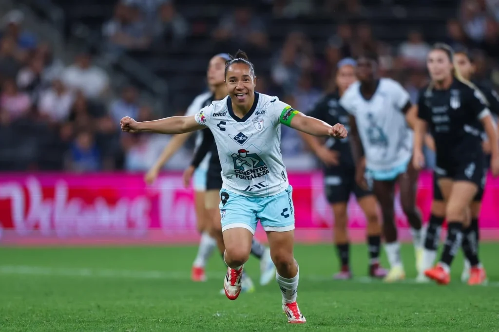 Charlyn Corral gana Delantera del Año en el Balón de Oro 3 La futbolista Charlyn Corral tras recibir su galardón en la ceremonia del Balón de Oro.
Foto: Andrea Jiménez