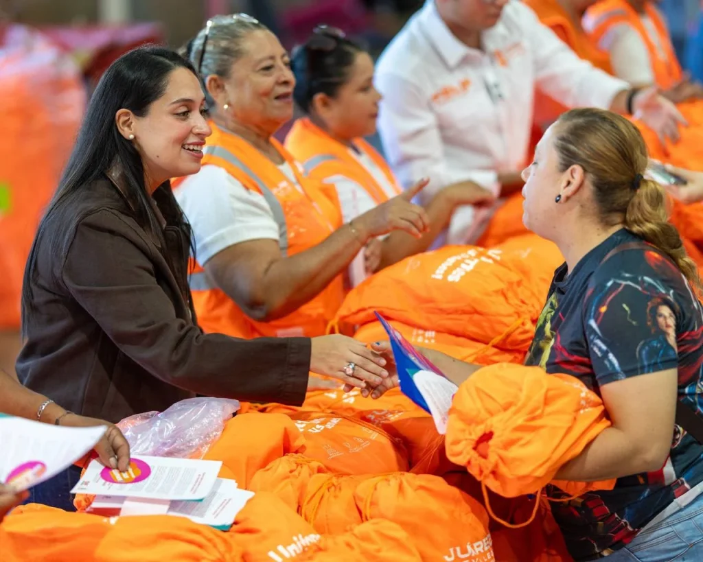 Mónica Oyervides y Félix Arratia entregan más de 150 mil uniformes gratuitos en Juárez 1 6387c3be 3a94 4230 94fe 80c971899c72