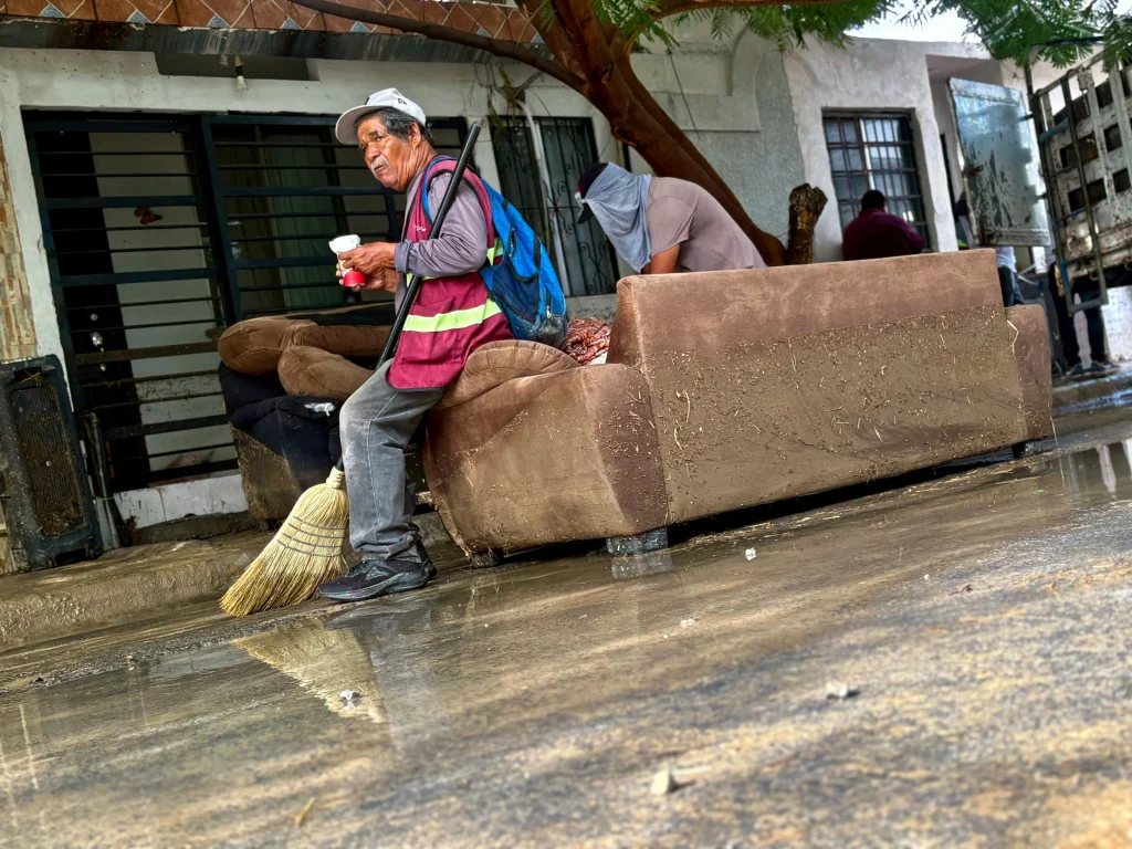 Corriente arrastra vehículos y Santa Catarina y los deja amontonados 6 825311327 1114337657642808 8700792269401401168 n