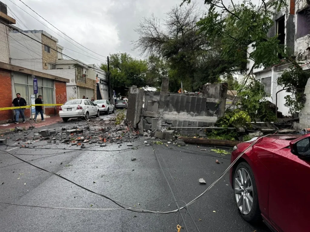 Colapsa vivienda y bloquea calle en el Centro de Monterrey 2 834961694 3498256883676851 1210407731437143945 n