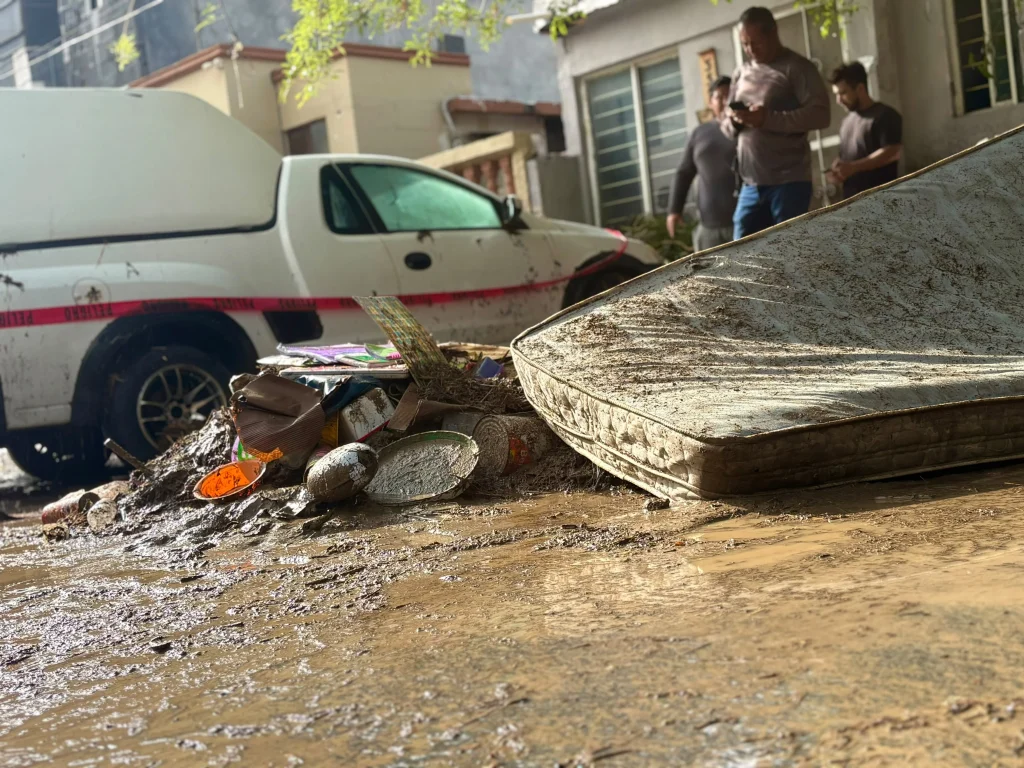 Corriente arrastra vehículos y Santa Catarina y los deja amontonados 2 835245555 965953526552744 7676236903701288101 n
