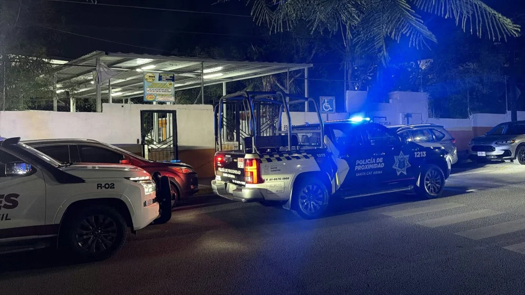 Se intoxican con bebida dos alumnas de secundaria en Santa Catarina; investigan si tenía droga 2 Corporaciones de auxilio acuden al plantel tras la intoxicación de alumnas de secundaria en Santa Catarina.