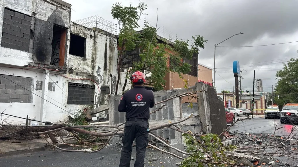 Colapsa vivienda y bloquea calle en el Centro de Monterrey 1 835355631 1422380293410580 7106520879702672915 n